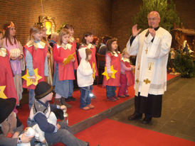 Bischof Heinz Josef Algermissen 2007 beim Krippensingen